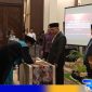 Caption: prosesi pelantikan anggota PPK Kabupaten Pamekasan dalam Pilkada 2024, (dok. regamedianews). 