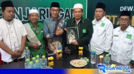 Caption: pose bersama KH.Kholilurrahman saat pengambilan formulir pendaftaran Bakal Calon Bupati Pamekasan, (dok. regamedianews). 