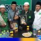 Caption: pose bersama KH.Kholilurrahman saat pengambilan formulir pendaftaran Bakal Calon Bupati Pamekasan, (dok. regamedianews). 