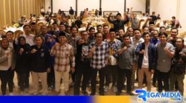 Caption: para insan pers pose bersama komisioner KPU Pamekasan, (dok. regamedianews). 