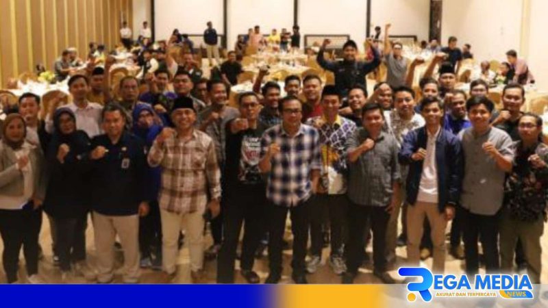 Caption: para insan pers pose bersama komisioner KPU Pamekasan, (dok. regamedianews). 