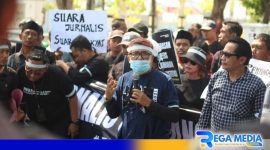 Caption: gabungan jurnalis Sampang saat menyampaikan aspirasinya 