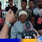 Caption: Muarah korban penembakan saat diwawancara awak media, usai sidang di Pengadilan Negeri Sampang, (dok. regamedianews). 