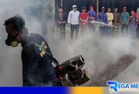 Caption: Pemdes Rongdalam gandeng lintas sektor Kecamatan Omben dan PMI lakukan fogging cegah merebaknya nyamuk DBD, (dok. regamedianews). 