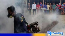 Caption: Pemdes Rongdalam gandeng lintas sektor Kecamatan Omben dan PMI lakukan fogging cegah merebaknya nyamuk DBD, (dok. regamedianews). 