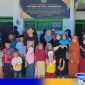 Caption: anggota IWO Pamekasan pose bersama anak yatim piatu panti asuhan, (dok. regamedianews). 