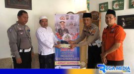 Caption: Kanit Regident Samsat Sampang terapkan langsung pelayanan artis ke Ketua MUI Sampang, (dok. regamedianews). 