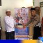 Caption: Kanit Regident Samsat Sampang terapkan langsung pelayanan artis ke Ketua MUI Sampang, (dok. regamedianews). 
