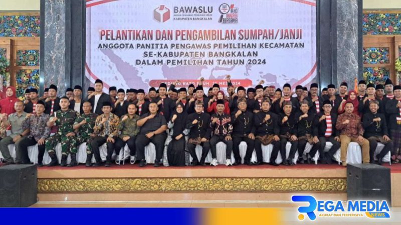 Caption: Bawaslu Bangkalan pose bersama puluhan anggota Panwascam usai prosesi pelantikan, (dok. regamedianews). 