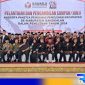 Caption: Bawaslu Bangkalan pose bersama puluhan anggota Panwascam usai prosesi pelantikan, (dok. regamedianews). 