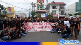 Caption: Koalisi Jurnalis Gorontalo pose bersama usai gelar aksi tolak RUU Penyiaran, (dok. regamedianews). 