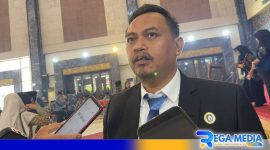 Caption: Ketua KPU Bangkalan Sairil Munir saat diwawancara awak media, (dok. regamedianews). 