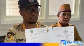 Caption: Kepala Dinas Pendidikan Bangkalan tunjukkan surat pemberitahuan study tour, (dok. regamedianews). 
