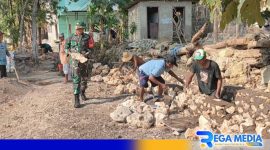 Caption: tampak Babinsa Desa Panglegur membantu warga bangun plengsengan, (dok. regamedianews). 