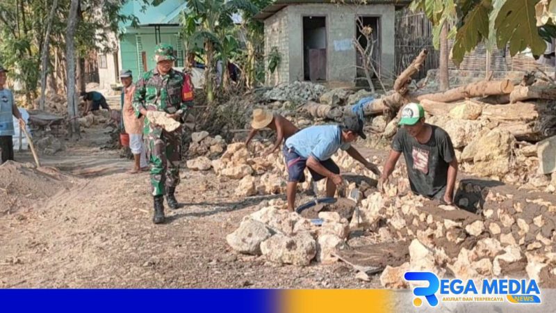 Caption: tampak Babinsa Desa Panglegur membantu warga bangun plengsengan, (dok. regamedianews). 