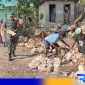 Caption: tampak Babinsa Desa Panglegur membantu warga bangun plengsengan, (dok. regamedianews). 