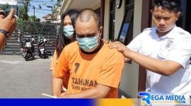 Caption: sepasang suami istri tersangka curanmor digelandang polisi di Mapolres Pamekasan. 