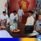 Caption: Fattah Jasin saat berada di kantor DPC Partai Gerindra Kabupaten Pamekasan, (dok. regamedianews). 