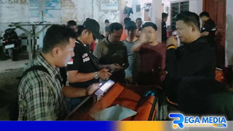 Caption: anggota kepolisian saat melakukan identifikasi di TKP seorang wanita ditemukan tewas, (dok. regamedianews). 