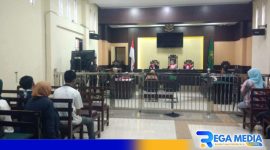 Caption: berlangsungnya sidang tuntutan terhadap inisial FT terdakwa kasus pembunuhan di Desa Karang Gayam, (dok. regamedianews). 