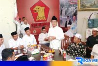 Caption: KH.Kholilurrahman saat mendatangi kantor DPC Partai Gerindra Pamekasan, (dok. regamedianews). 