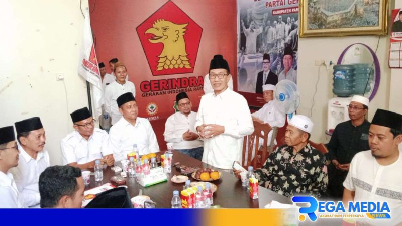 Caption: KH.Kholilurrahman saat mendatangi kantor DPC Partai Gerindra Pamekasan, (dok. regamedianews). 