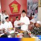 Caption: KH.Kholilurrahman saat mendatangi kantor DPC Partai Gerindra Pamekasan, (dok. regamedianews). 
