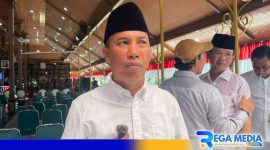 Caption: Sekretaris Asosiasi Kepala Desa Bangkalan, Jayus Salam, saat diwawancara awak media, (dok. regamedianews). 