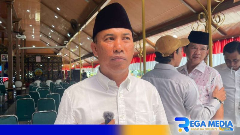Caption: Sekretaris Asosiasi Kepala Desa Bangkalan, Jayus Salam, saat diwawancara awak media, (dok. regamedianews). 