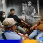 Caption: ketua IWO bersama anggotanya sampaikan keluh kesah Hamidah kepada Kadinsos Pamekasan, (dok. regamedianews). 