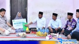 Caption: Bupati Sumenep Ahmad Fausi saat menyerahkan bantuan santunan pada warganya.
