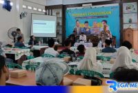 Caption: Kasat Binmas Polres Sampang menyampaikan materinya dalam seminar pendidikan di kampus IAI NATA Sampang, (dok. regamedianews). 