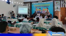 Caption: Kasat Binmas Polres Sampang menyampaikan materinya dalam seminar pendidikan di kampus IAI NATA Sampang, (dok. regamedianews). 