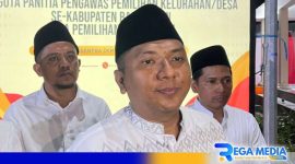 Caption: Ketua Bawaslu Bangkalan Ahmad Mustain Saleh saat diwawancara, (dok. regamedianews). 
