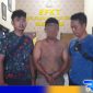 Caption: tersangka inisial F saat diamankan polisi di Mapolsek Jrengik, (dok. regamedianews). 