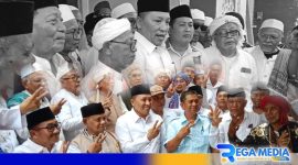 Caption: H.Slamet Junaidi pose bersama ulama' dan tokoh usai daftar Bacabup Sampang ke kantor DPC Partai Gerindra dan PKB, (dok. regamedianews). 