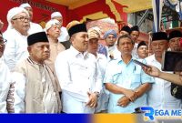 Caption: H.Slamet Junaidi diwawancara awak media usai mendaftar Bacabup ke DPC Partai Gerindra Sampang, (dok. regamedianews). 