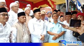 Caption: H.Slamet Junaidi diwawancara awak media usai mendaftar Bacabup ke DPC Partai Gerindra Sampang, (dok. regamedianews). 
