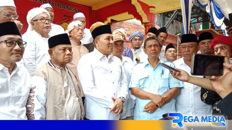 Caption: H.Slamet Junaidi diwawancara awak media usai mendaftar Bacabup ke DPC Partai Gerindra Sampang, (dok. regamedianews). 