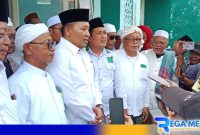 Caption: didampingi ulama' dan tokoh masyarakat, H.Slamet Junaidi saat diwawancara awak media, (dok. regamedianews). 