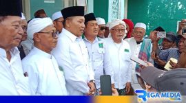 Caption: didampingi ulama' dan tokoh masyarakat, H.Slamet Junaidi saat diwawancara awak media, (dok. regamedianews). 
