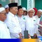 Caption: didampingi ulama' dan tokoh masyarakat, H.Slamet Junaidi saat diwawancara awak media, (dok. regamedianews). 