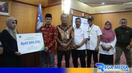 Caption: secara simbolis penyerahan santunan kepada keluarga pekerja rentan dari BPJS Ketenagakerjaan Cabang Madura. 