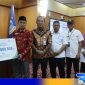 Caption: secara simbolis penyerahan santunan kepada keluarga pekerja rentan dari BPJS Ketenagakerjaan Cabang Madura. 