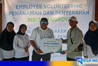 Caption: penyerahan simbolis 500 bibit mangrove,  (dok. BPJS Ketenagakerjaan). 