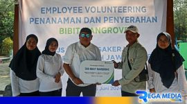 Caption: penyerahan simbolis 500 bibit mangrove,  (dok. BPJS Ketenagakerjaan). 