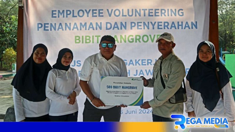 Caption: penyerahan simbolis 500 bibit mangrove,  (dok. BPJS Ketenagakerjaan). 