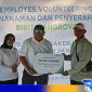 Caption: penyerahan simbolis 500 bibit mangrove,  (dok. BPJS Ketenagakerjaan). 