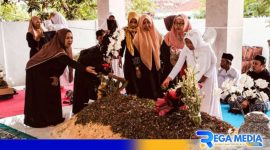 Caption: Icha Lovers bersama sejumlah anak yatim ziarah ke makam (alm) Hj. Mimin, (dok. regamedianews). 