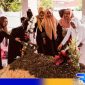 Caption: Icha Lovers bersama sejumlah anak yatim ziarah ke makam (alm) Hj. Mimin, (dok. regamedianews). 